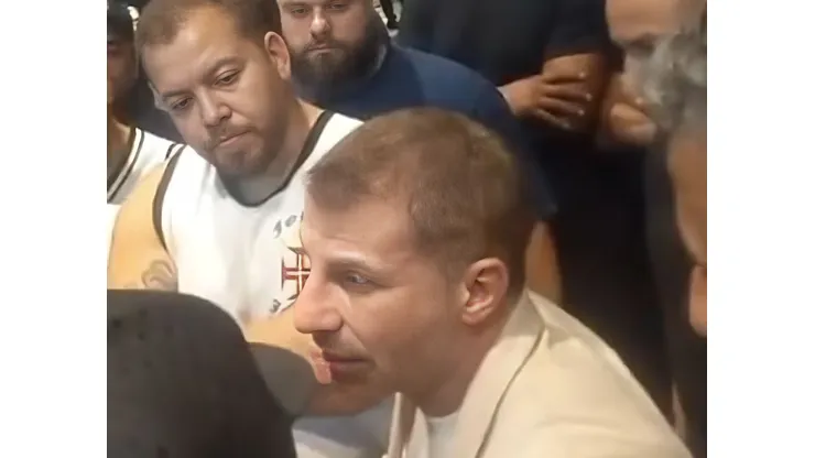 Pedrinho conversa na porta de hotel em que o Vasco se concentra