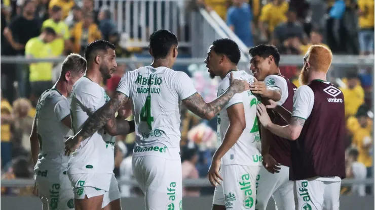 Jogadores da Chapecoense comemoram gol em partida da Série B. Foto: Antonio Pereira/AGIF