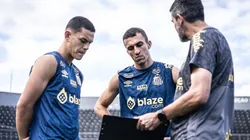 João Schmidt (jogador à direita) é alvo do Atlético-MG na janela do meio de ano - Foto: Raul Baretta/Santos FC