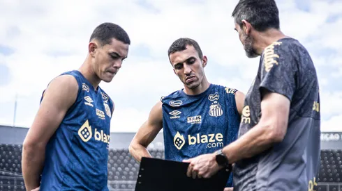 João Schmidt (jogador à direita) é alvo do Atlético-MG na janela do meio de ano - Foto: Raul Baretta/Santos FC