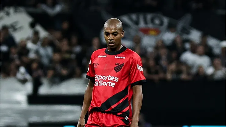 Fernandinho pelo Athletico-PR contra o Corinthians. Foto: Fabio Giannelli/AGIF