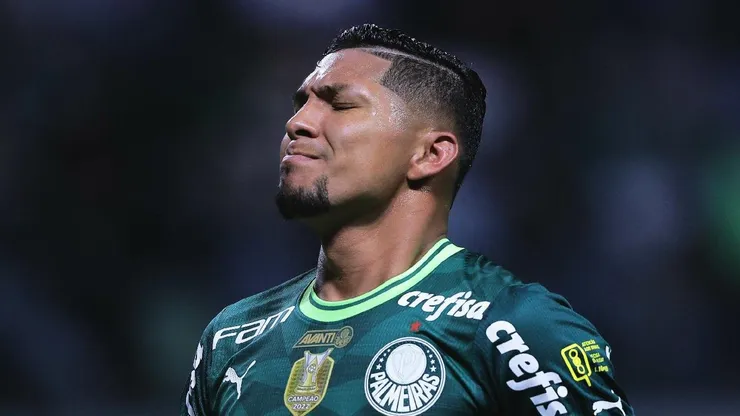 Foto: Divulgação - Rony marca gol com ajuda de Weverton