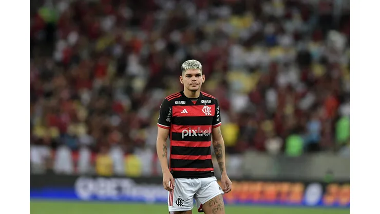 Foto: Thiago Ribeiro/AGIF - Ayrton Lucas não teve atuação aprovada