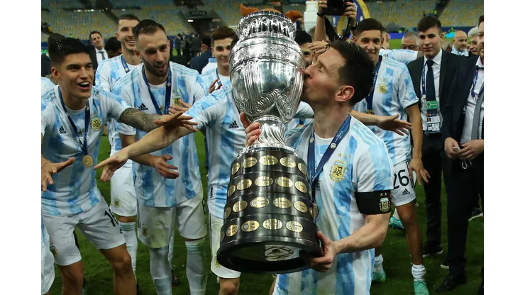Messi levantando taça da Copa América. (Foto de Alexandre Schneider/Getty Images)