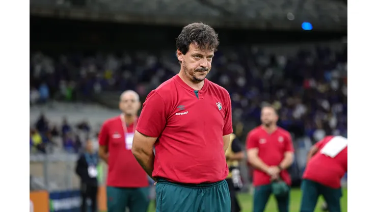 Fernando Diniz enfrenta crise no Fluminense. (Foto: Gilson Lobo/AGIF)