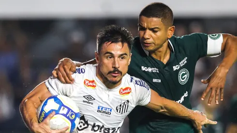 Willian durante lance com David Braz. Foto: Reinaldo Campos/AGIF