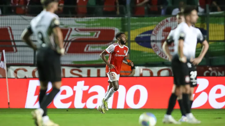 Wesley comemora gol contra o Corinthians, no Campeonato Brasileiro. Foto: Pedro H. Tesch/Getty Images.