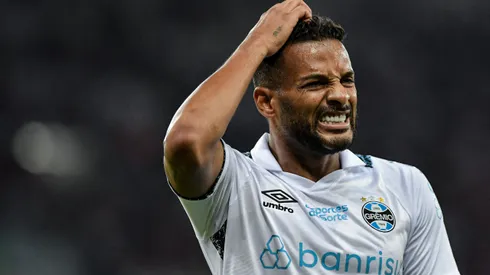 Foto: Thiago Ribeiro/AGIF - Reinaldo reclamou de pênalti marcado contra o Grêmio
