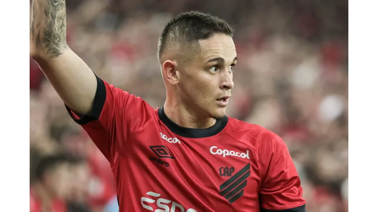 Flamengo tem intesse em Khellven, ex-Athletico