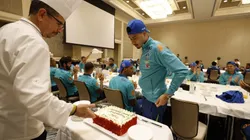 Gabriel Martinelli comemorando seu aniversário com a Seleção Brasileira. Foto: Rafael Ribeiro/CBF