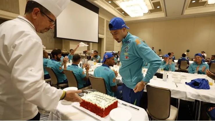 Gabriel Martinelli comemorando seu aniversário com a Seleção Brasileira. Foto: Rafael Ribeiro/CBF