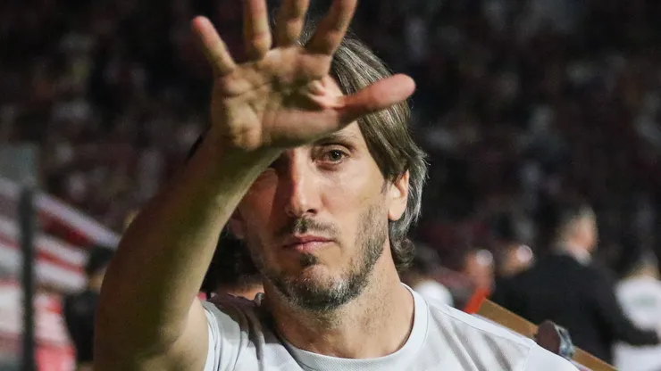 Zubeldia tecnico do Sao Paulo durante partida contra o Internacional no estadio Heriberto Hulse pelo campeonato Brasileiro A 2024. Foto: Leonardo Hubbe/AGIF