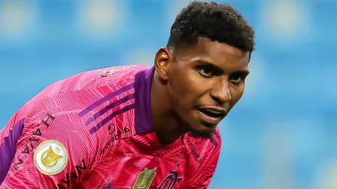 Hugo Souza em partida pelo Flamengo contra o Grêmio, na Arena Grêmio, pelo Campeonato Brasileiro de 2021, no dia 23/11.