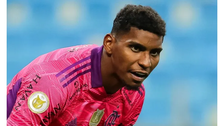 Hugo Souza em partida pelo Flamengo contra o Grêmio, na Arena Grêmio, pelo Campeonato Brasileiro de 2021, no dia 23/11.