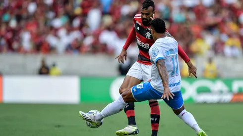 Fabricio Bruno jogador do Flamengo disputa lance com Rafael Ratao jogador do Bahia durante partida no estadio Maracana pelo campeonato Brasileiro A 2023. Foto: Thiago Ribeiro/AGIF