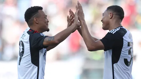 Carlos Vinícius (à direita) está em último ano de contrato no Fulham e será alvo de investida do Grêmio na janela