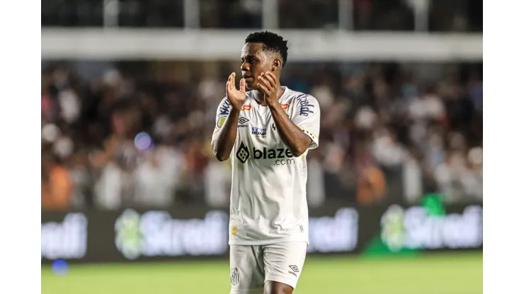 Cazares com a camisa do Santos