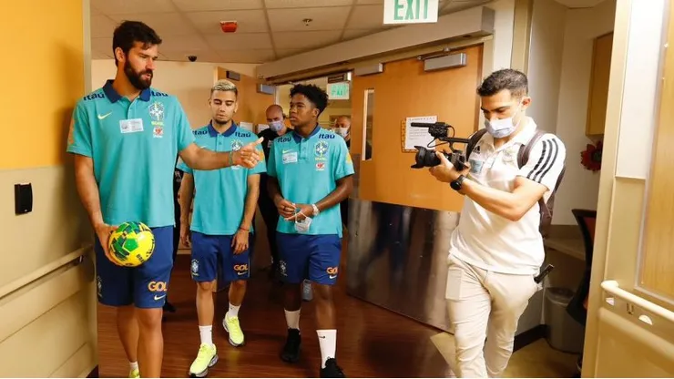 Jogadores da Seleção Brasileira em ação humanitária Crédito: CBF
