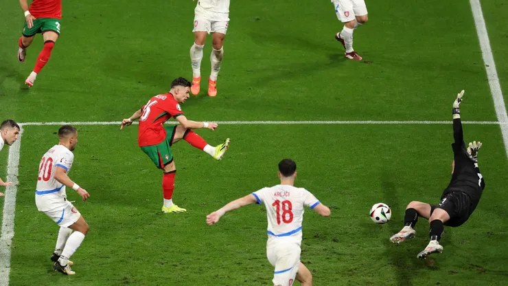 Francisco Conceição marcando o gol da vitória na partida entre Portugal x República Tcheca (Foto: Julian Finney/Getty Images)