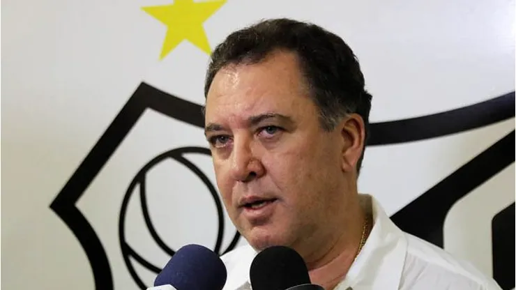 Marcelo Teixeira é avisado no Peixe de possível punição. Foto: Pedro Ernesto Guerra Azevedo/Santos FC.