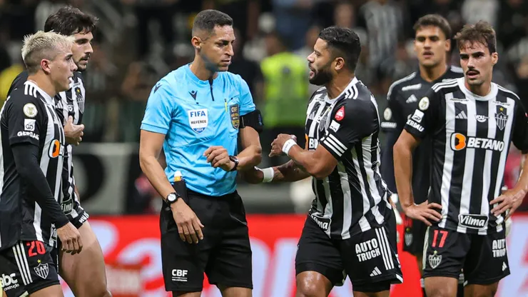 Hulk jogador do Atletico-MG e expulso e reclama com a arbitragem durante partida contra o Palmeiras no estadio Arena MRV pelo campeonato Brasileiro A 2024. Foto: Gilson Lobo/AGIF