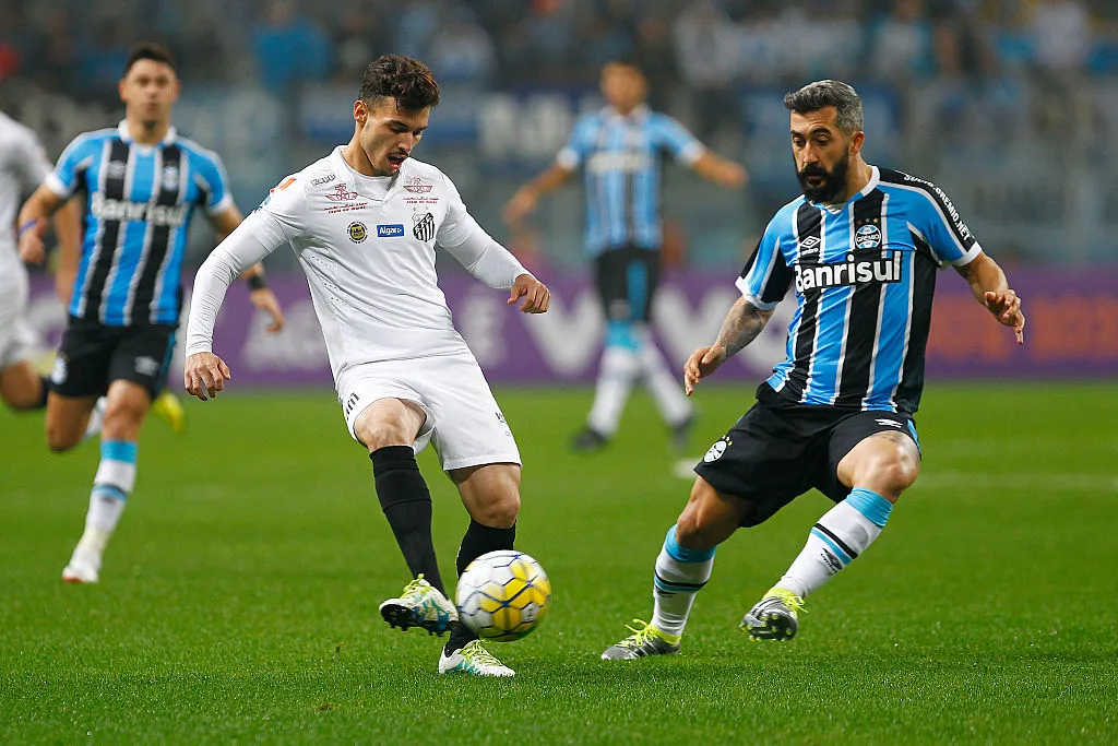 Jogador do Santos, Zeca em jogo contra o Grêmio. Lucas Uebel/Getty Images.