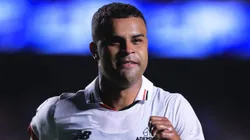 SP - SAO PAULO - 03/03/2024 - PAULISTA 2024, SAO PAULO X PALMEIRAS - Alisson jogador do Sao Paulo comemora seu gol durante partida contra o Palmeiras no estadio Morumbi pelo campeonato Paulista 2024.