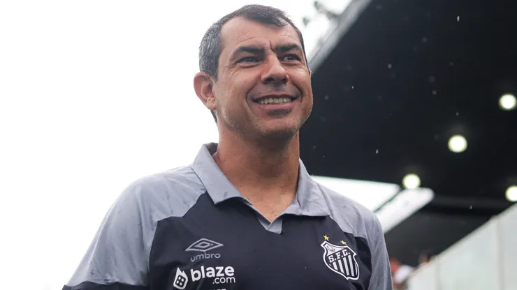 Fabio Carille tecnico do Santos antes da partida contra o Guarani no estadio Vila Belmiro pelo campeonato Paulista 2024. Foto: Reinaldo Campos/AGIF