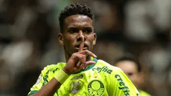 Estêvão comemorando gol contra o Atlético-MG