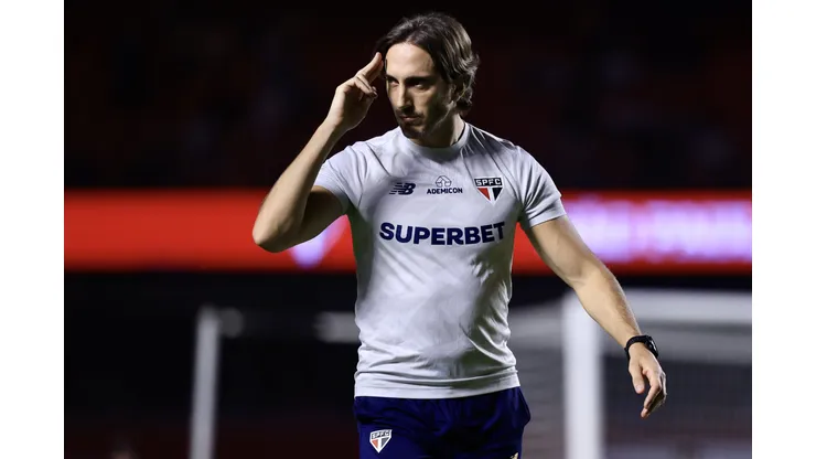 Luís Zubeldía terá de pensar para vencer o Cuiabá.