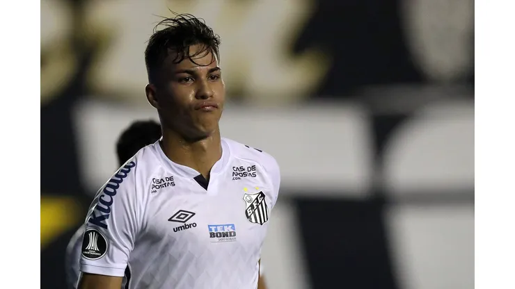 Kaio Jorge foi revelado pelo Santos