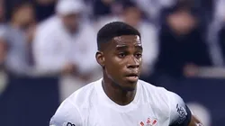 Félix Torres durante partida contra o Botafogo. Timão tem dívida com mexicanos.