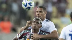John Kennedy e Neris dividem a bola em partida entre Cruzeiro e Fluminense. Foto: Jorge Rodrigues/AGIF