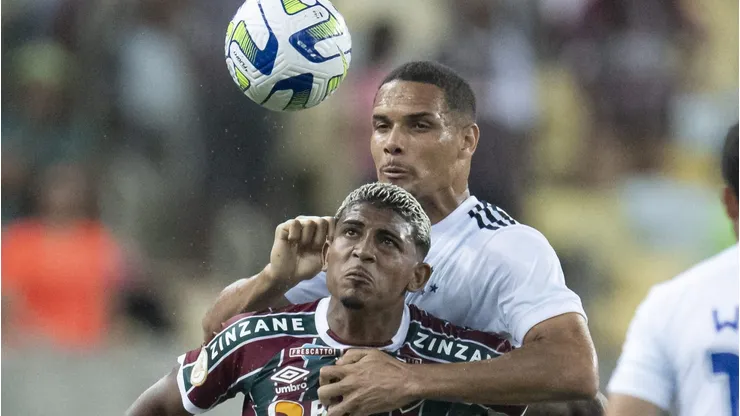 John Kennedy e Neris dividem a bola em partida entre Cruzeiro e Fluminense. Foto: Jorge Rodrigues/AGIF