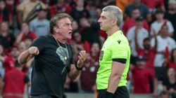 PR - CURITIBA - 16/06/2024 - BRASILEIRO A 2024, ATHLETICO-PR X FLAMENGO - Cuca tecnico do Athletico-PR reclama com o arbitro Anderson Daronco durante partida contra o Flamengo no estadio Arena da Baixada pelo campeonato Brasileiro A 2024.