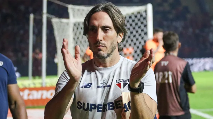 Zubeldia tecnico do Sao Paulo durante partida contra o Internacional no estadio Heriberto Hulse pelo campeonato Brasileiro A 2024. Foto: Leonardo Hubbe/AGIF