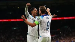 Bellingham e Kane comemoram gol pela Seleção Inglesa. (Photo by Richard Heathcote/Getty Images)