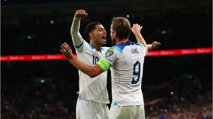 Bellingham e Kane comemoram gol pela Seleção Inglesa. (Photo by Richard Heathcote/Getty Images)