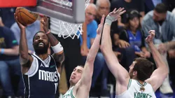 Kyrie Irving duela com dois atletas dos Celtics no jogo 4 das finais da NBA (Foto: Tim Heitman/Getty Images)