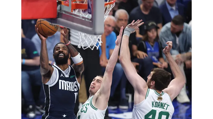 Kyrie Irving duela com dois atletas dos Celtics no jogo 4 das finais da NBA (Foto: Tim Heitman/Getty Images)