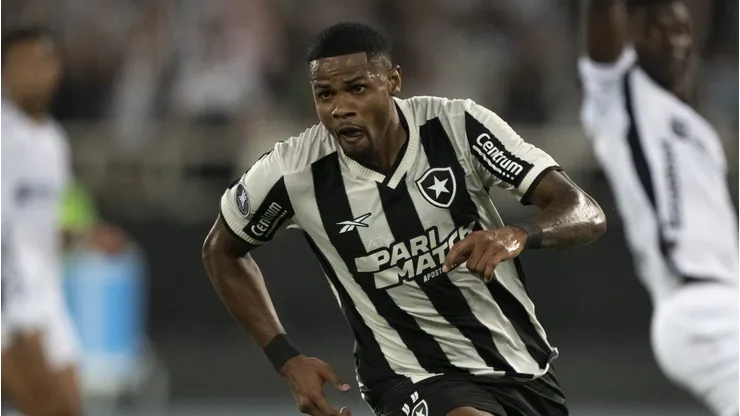 Junior Santos garantiu a liderança para o Botafogo. Foto: Jorge Rodrigues/AGIF