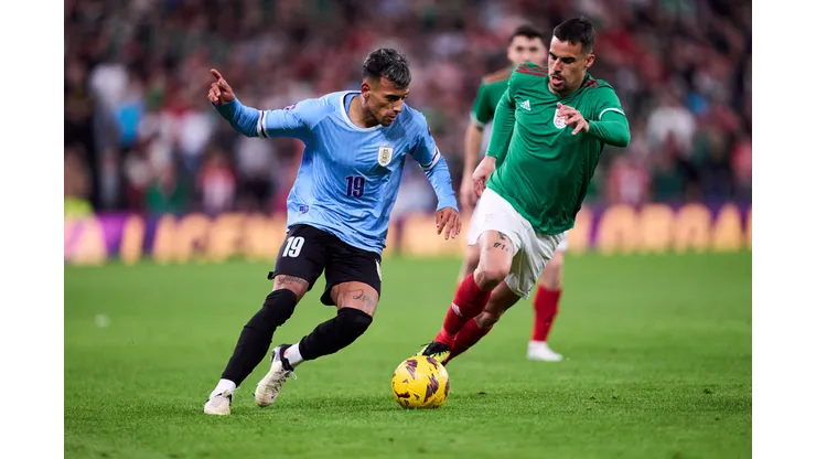 Jogador do Uruguai disputando amistoso antes da Copa América. (Foto de Juan Manuel Serrano Arce/Getty Images)