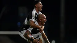 Galdames (de cima) foi bastante criticado por torcida do Vasco em empate com Cruzeiro