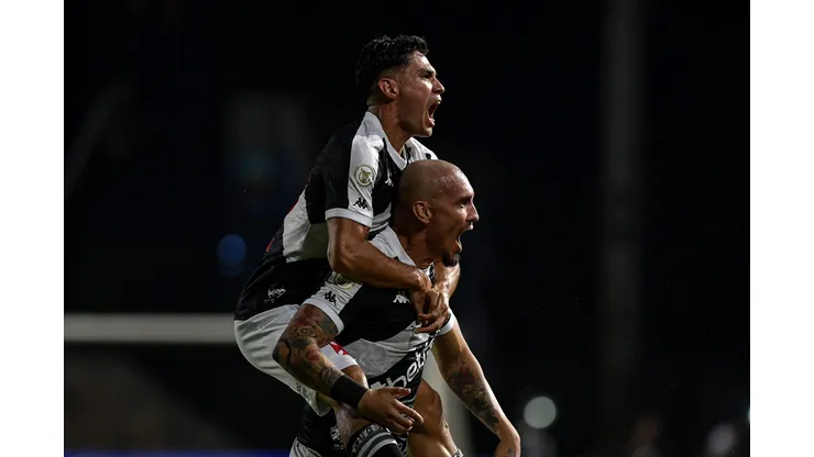 Galdames (de cima) foi bastante criticado por torcida do Vasco em empate com Cruzeiro