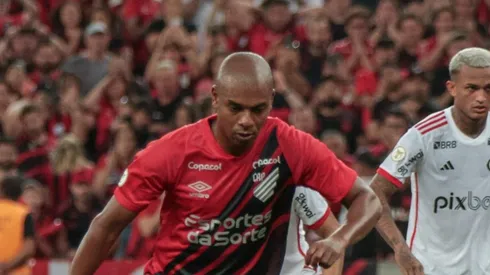 Fernandinho durante partida do Brasileirão. Volante fica na bronca com Daronco.