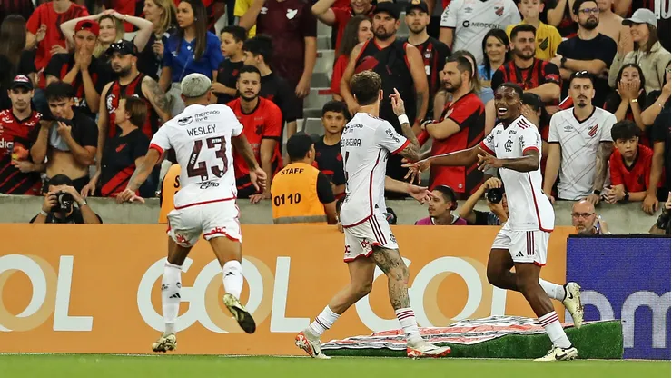 Evertton Araújo comemora com os companheiros o gol do Flamengo, contra o Athletico, na Ligga Arena. Fott: Heuler Andrey/Getty Images.