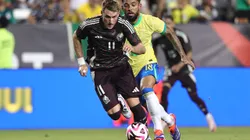 Santiago Gimenez atuando pelo México contra o Brasil antes da Copa América. (Foto de Omar Vega/Getty Images)