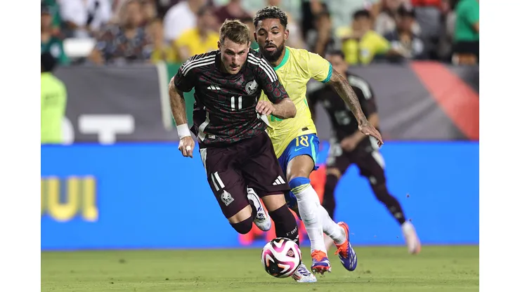 Santiago Gimenez atuando pelo México contra o Brasil antes da Copa América. (Foto de Omar Vega/Getty Images)