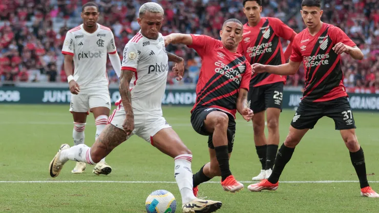 Christian jogador do Athletico-PR disputa lance com Wesley jogador do Flamengo durante partida no estadio Arena da Baixada pelo campeonato Brasileiro A 2024. Foto: Robson Mafra/AGIF