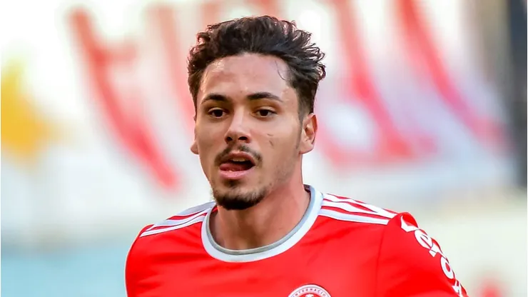 Maurício comemora gol pelo Inter. Meio-campista negocia com o Verdão.